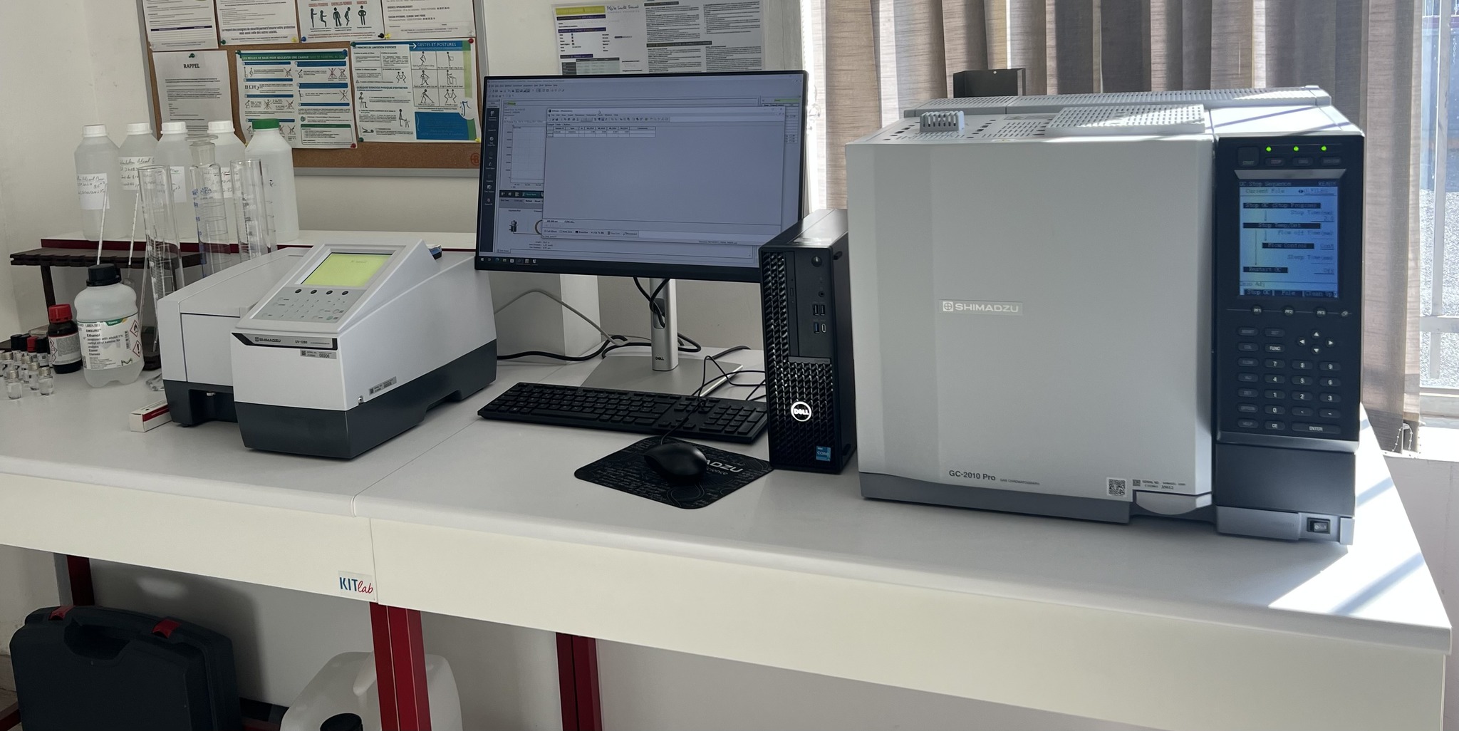 Laboratoire Nadal Alcools effectuant des contrôles internes : vérification du degré, contrôle visuel et contrôle olfactif des alcools.